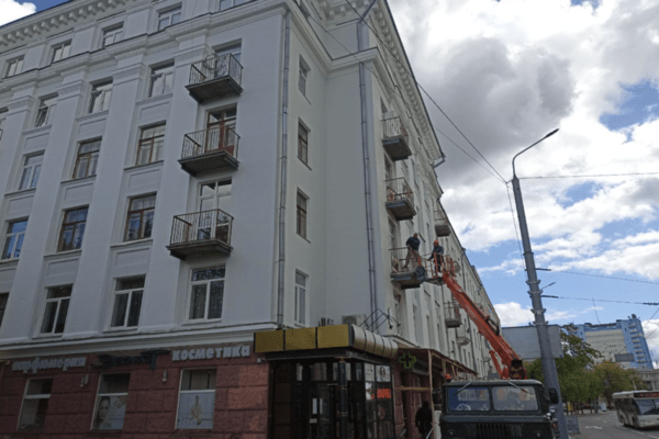 На помніку архітэктуры ў цэнтры Магілёва мяняюць балконы – фота