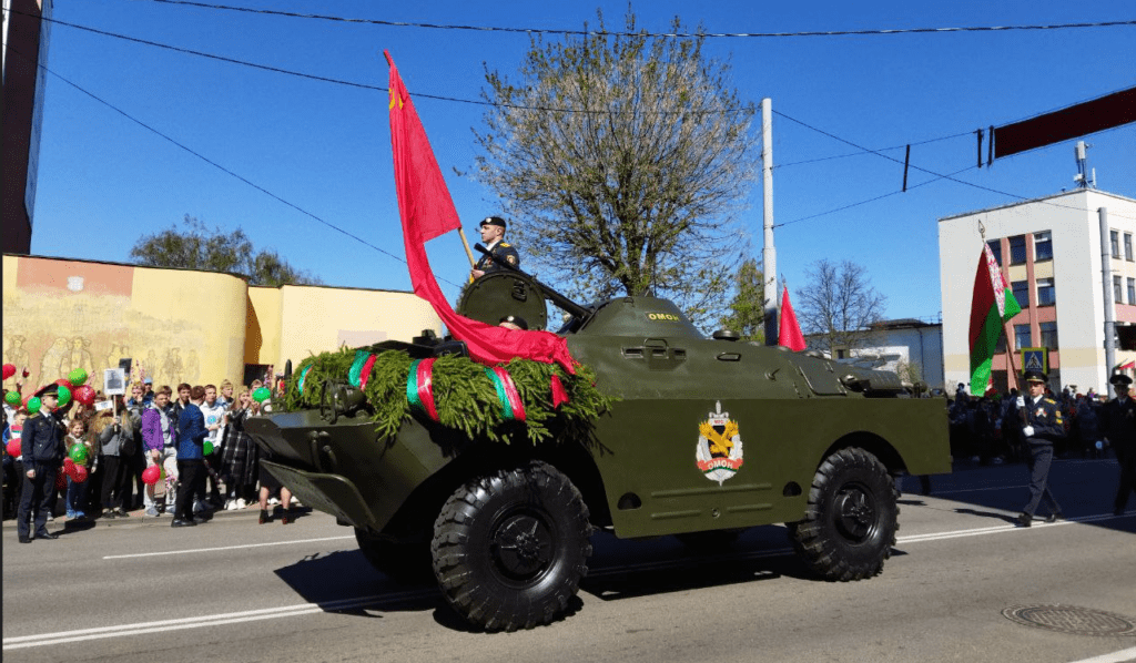 Фотарэпартаж. Магілёў мабілізавалі на Дзень перамогі і апранулі ў вайсковае