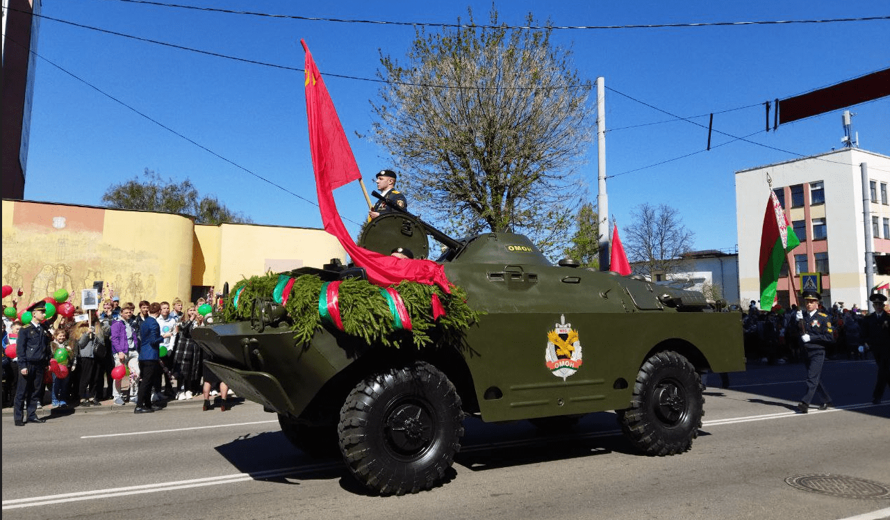 Фотарэпартаж. Магілёў мабілізавалі на Дзень перамогі і апранулі ў вайсковае