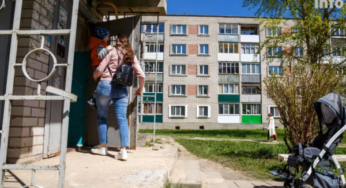 В Горках у подъезда обустраивают пандус. Его установки мать, которая воспитывает ребёнка с инвалидностью, добивалась 5 лет