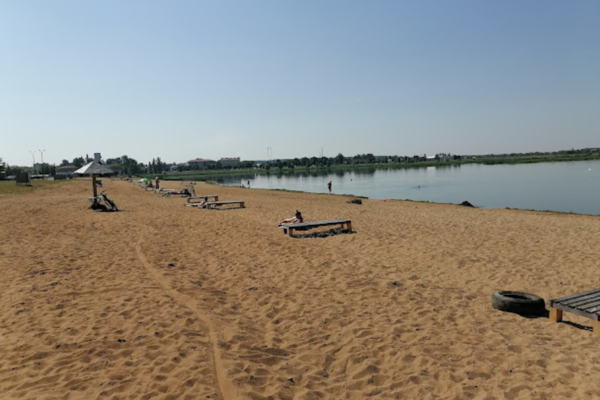 В Могилеве жара. Мы сходили на пляж самого большого в городе водоёма, в котором долгое время запрещали купаться. К нашему удивлению в этом году ограничений нет (фото)