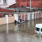 Гомель у навальніцу. Рух у горадзе паралізаваны, дарогі ператварыліся ў бурлівыя патокі.