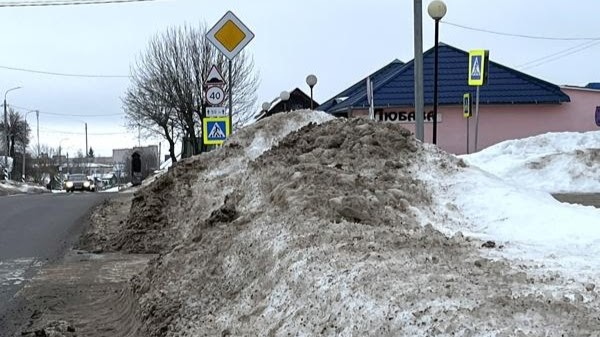 Горы снега на дарогах Магілёўшчыны – а прайшло амаль два тыдні пасля снегападу