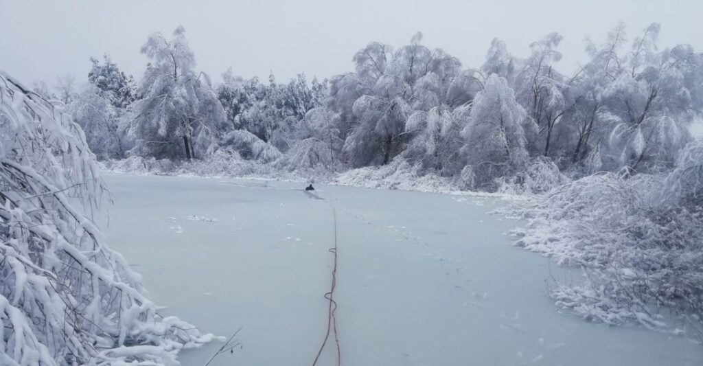 Зноў тонкі лёд – пад Чэрыкавам патануў рыбак