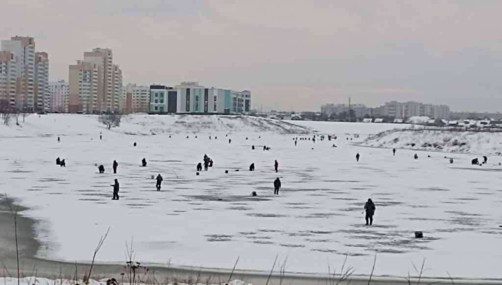 Сотні рыбакоў выйшлі на лёд Дняпра. Фотафакт