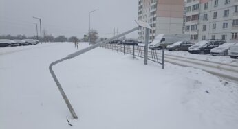Слупы, збітыя на магілёскай вуліцы 20 дзён таму, так і не адрамантавалі – фотафакт