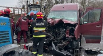Трактар пратараніў маршрутку пад Бабруйскам