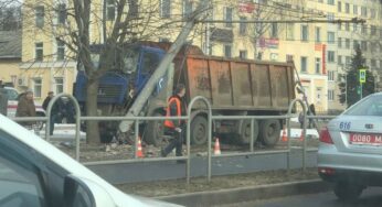 Жорсткая аварыя з самазвалам і таксі ў Магілёве, спынены рух тралейбусаў – фота