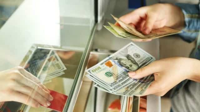 Беларусы ў лютым здалі валюты на 31 мільён долараў больш, чым купілі