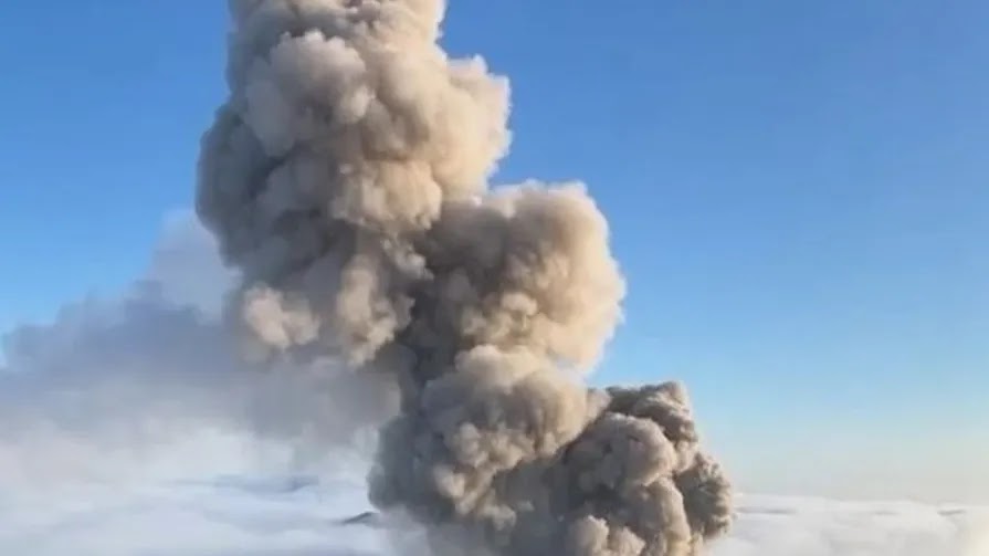 Вывяржэнне вулкана на Курыльскіх астравах.