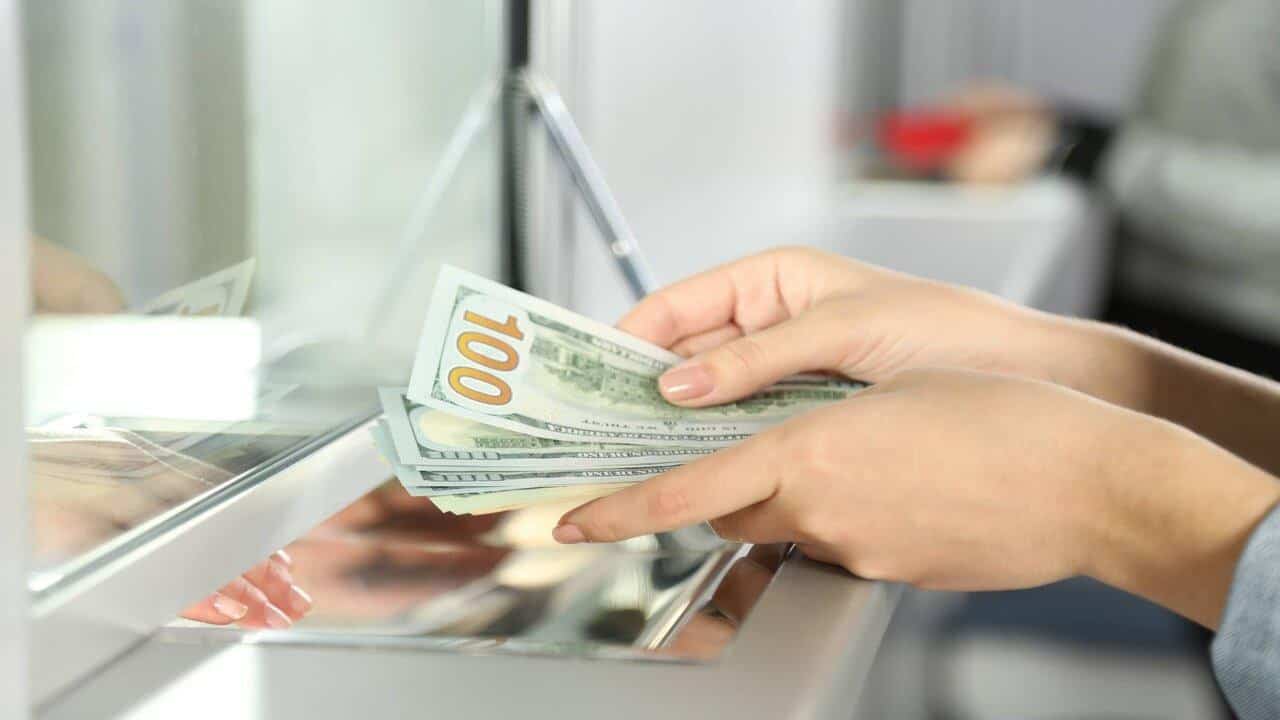 Увесь год беларусы здаюць больш валюты, чым купляюць