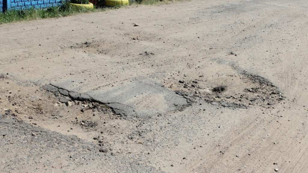 “Автодор” пытался улизнуть, но жители городка под Шкловом заставили отремонтировать свои дороги