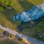 Каб нагадаць пра экалогію, мастак намаляваў гіганцкую пластыкавую бутэльку ў швейрцарскім парку