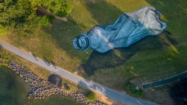 мастак намаляваў гіганцкую пластыкавую бутэльку ў швейрцарскім парку