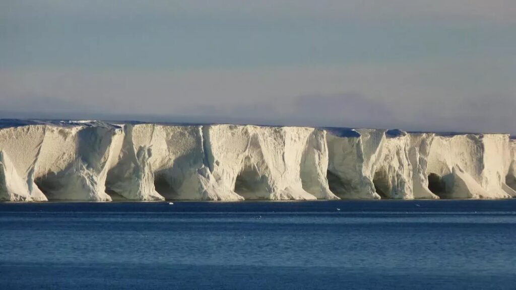 У Антарктыдзе пачаў дрэйф найбуйнейшы ў свеце айсберг, ён памерам з 12 Мінскаў