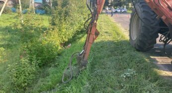 Трактар у Княжыцах касіў траву на ўзбочыне і зачапіў п’яную жанчыну, якая там ляжала