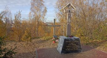 Памятны крыж каля мясакамбіната ў Магілёве асвяцілі, хоць ён яшчэ недароблены