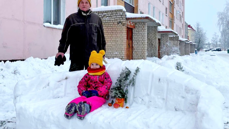 Жыхар Чавус зляпіў каля свайго дома “мяккі вугалок” са снегу