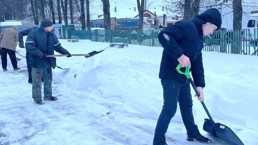 Раней асуджаных беларусаў адпраўляюць прыбіраць снег – цяпер і ў Дрыбіне