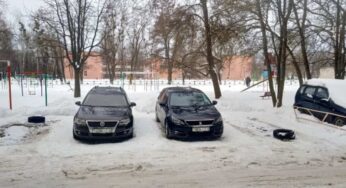Парковачныя войны ў дварах на Магілёўшчыне – праколатыя шыны, выгнанне чужакоў