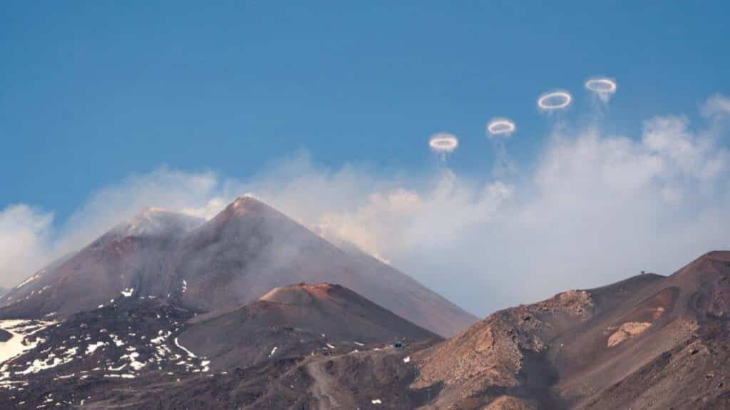 Вулкан Этна ладзіць сараўднае шоў, выпускаючы кольцы дыму, як курыльшчык