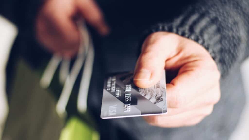 Житель Могилева послал первого встречного за спиртным, отдав свою банковскую карту