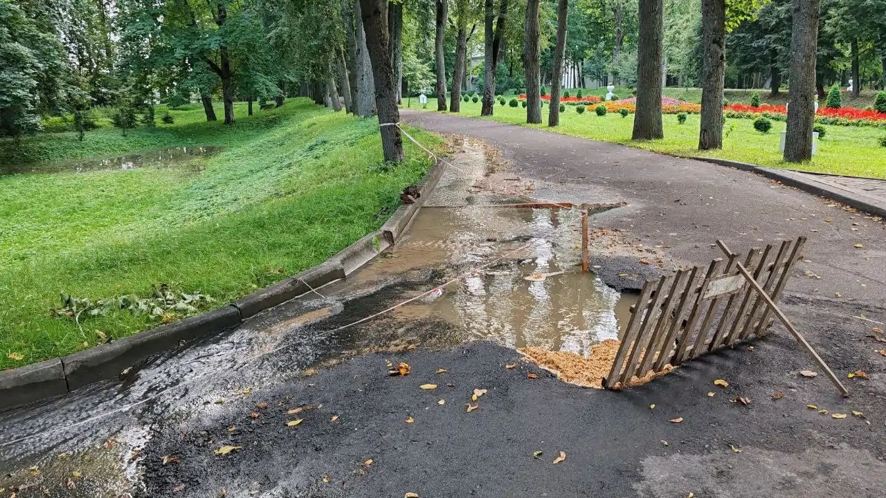 У Горках тыдзень не маглі адрамантаваць парваную трубу