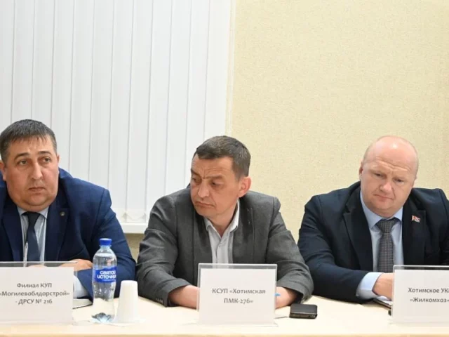 Чиновники Хотимска массово посетили ярмарку вакансий