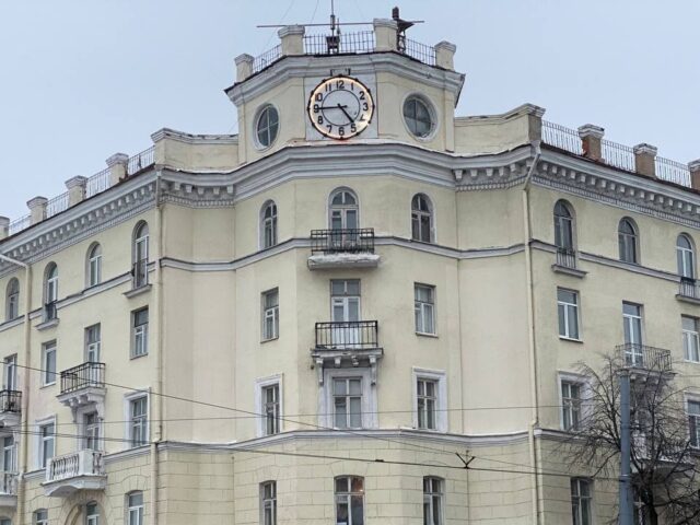 Праблемны гадзіннік на Тэатральнай плошчы ў Магілёве зноў рамантуюць