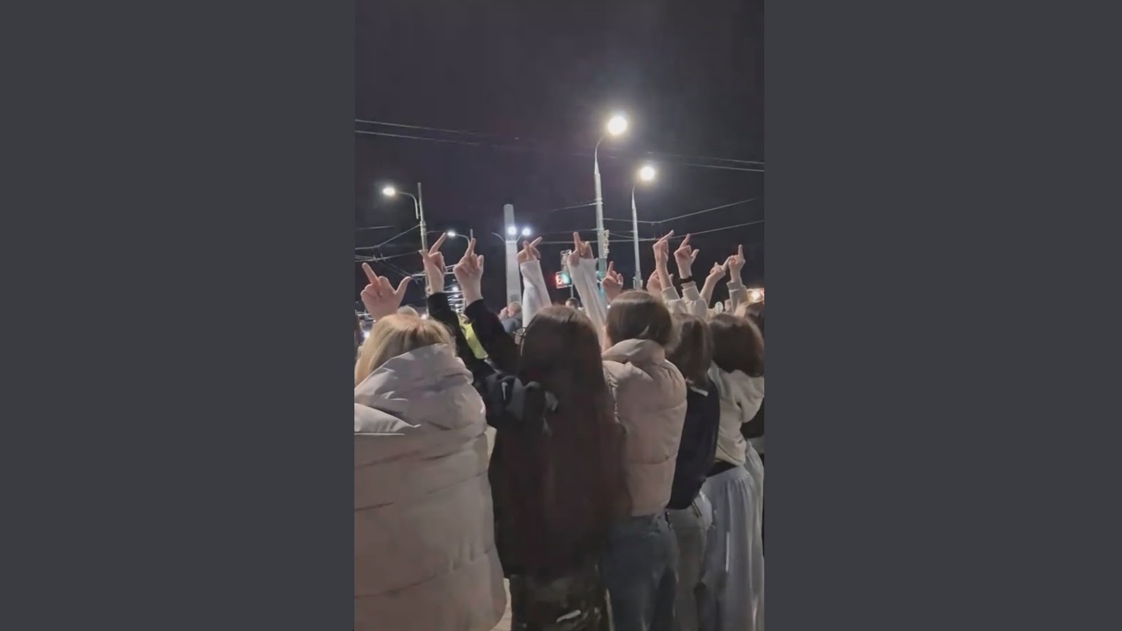 Дзіўны пратэст магілёўскіх падлеткаў, дзяўчыны паказвалі “fuck” салюту – дапоўнена
