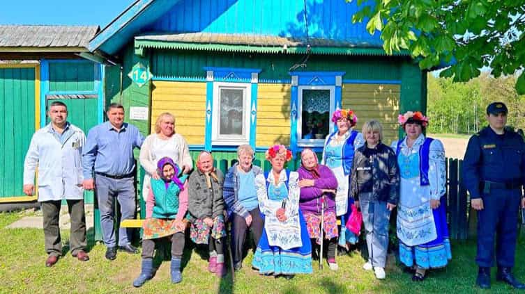 В вымирающих деревнях Костюковщины все цветет и поет