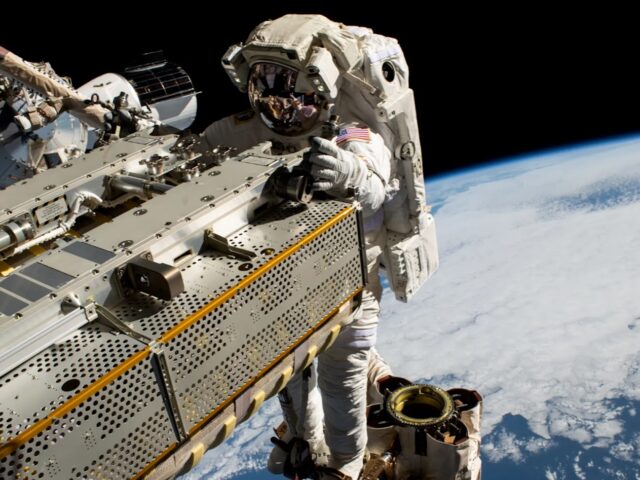 Лукашэнка стварае «беларускае NASA», пакуль пенсіянеры лічаць капейкі