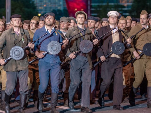 Парад на экране, разгубленасць у жыцці: навошта нам памяць без герояў?