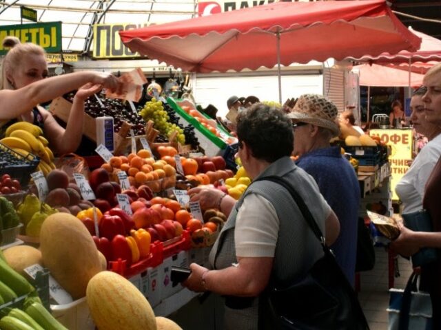 Июльский базар в Бобруйске: дыни, ягоды, кукуруза и смаженки