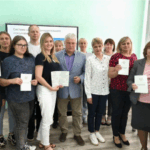 Дыпломы, слёзы і камізэлькі: чаму жанчыны не застаюцца ў “прыставах”?