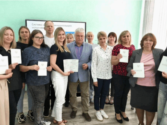 Дыпломы, слёзы і камізэлькі: чаму жанчыны не застаюцца ў “прыставах”?
