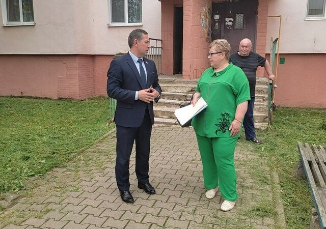В Кричеве скосили траву у дома и председатель райисполкома тут же прибыл на место