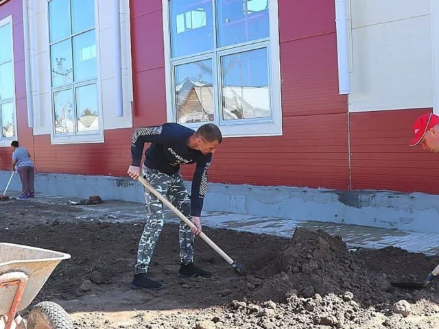 Аврально, но с ювелирной точностью строят бассейн в Славгороде