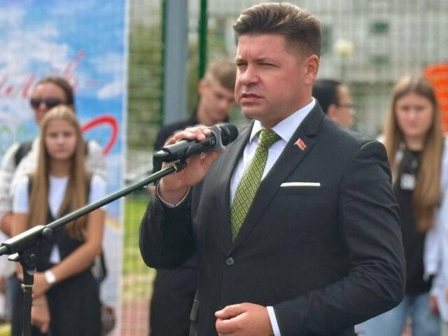 Евгений Дуплевский – вороватый, но непотопляемый могилевский чиновник. Знакомимся