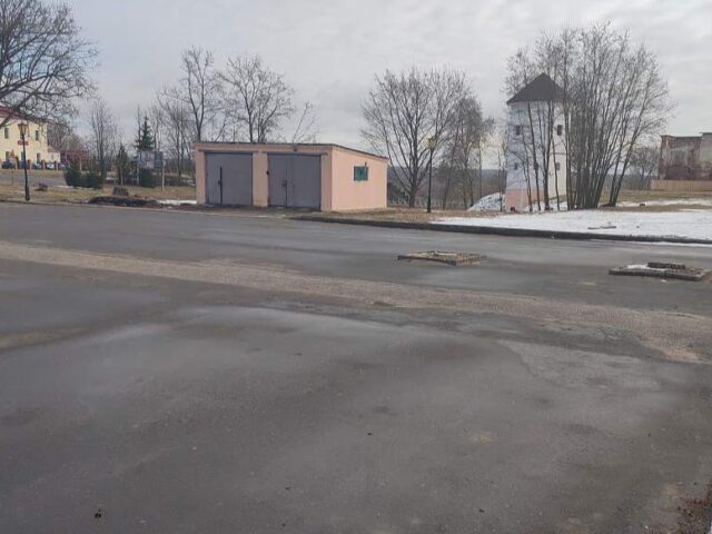 В Быхове продают странную асфальтовую площадку