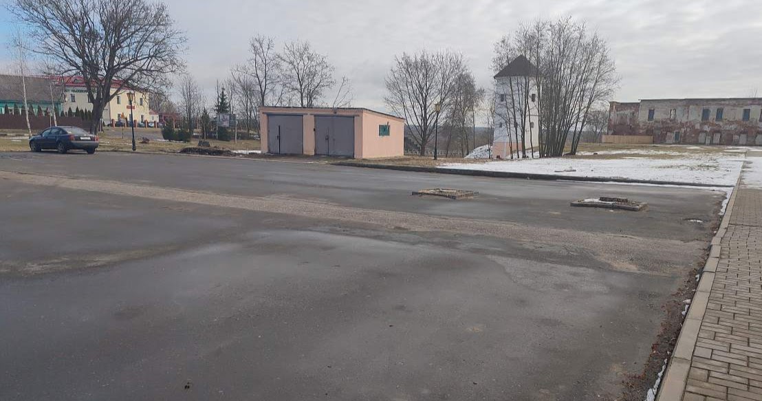 В Быхове продают странную асфальтовую площадку