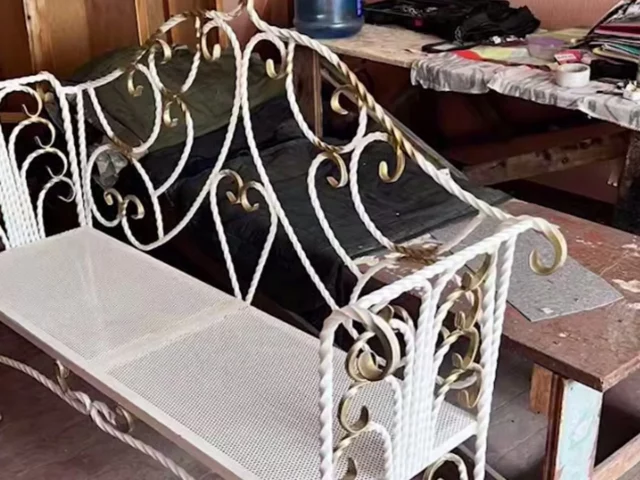Бобруйским начальникам не дали украсть лавочку и качели