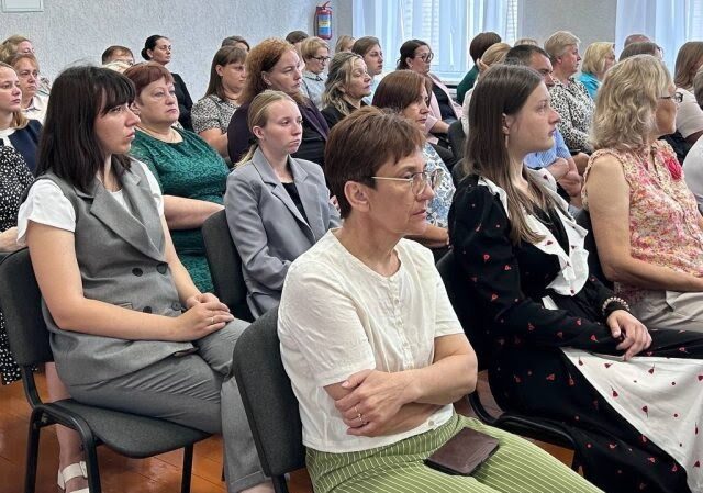 Настаўніцкая нарада ў Касцюковічах як люстэрка бязглуздай палітыкі