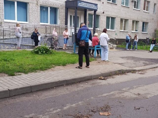 В Могилеве в детскую стоматологию занимают очередь на улице и на рассвете