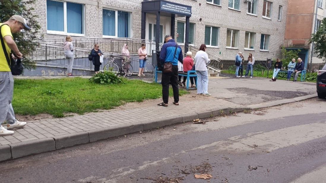В Могилеве в детскую стоматологию занимают очередь на улице и на рассвете