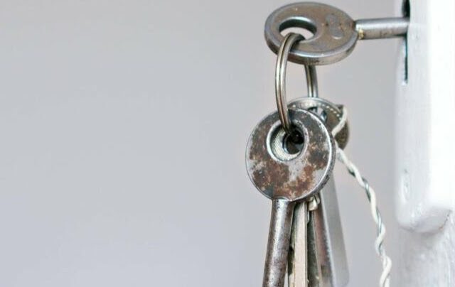 Могилевчанка пыталась отдать квартиру недееспособной сестры своей дочери, но вмешались прокуроры