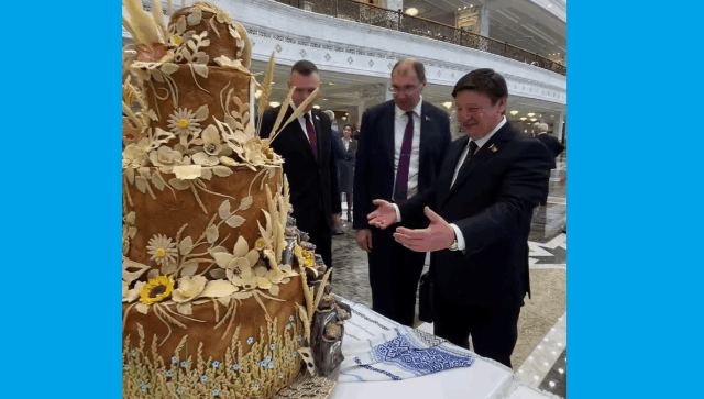Могилевский историк Марзалюк впал в экстаз от витебского каравая