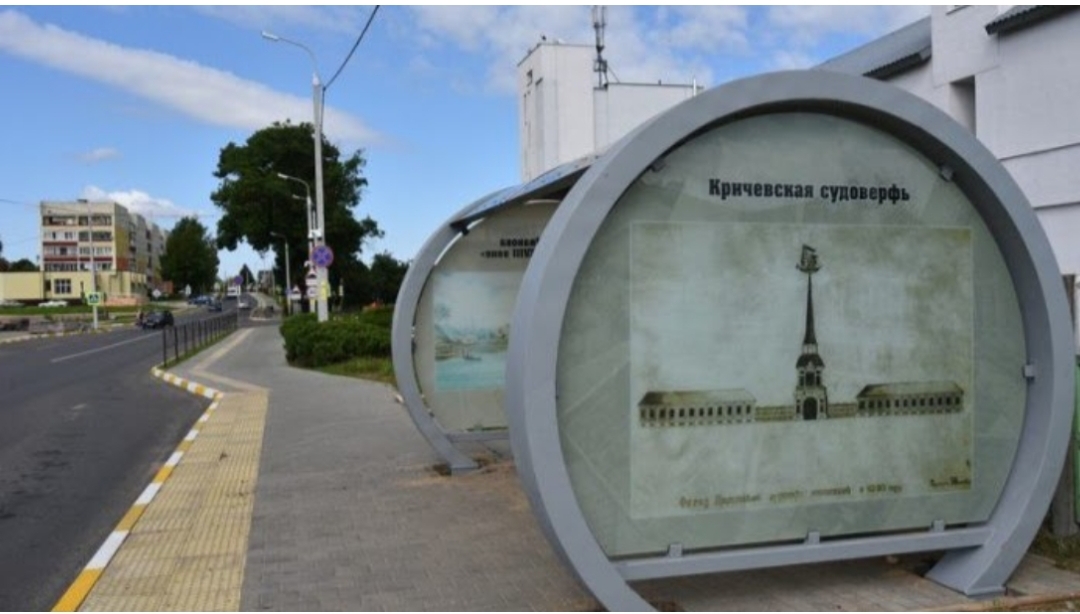 У Крычаве з’явіліся прыпынкі з выявамі гістарычных аб’ектаў