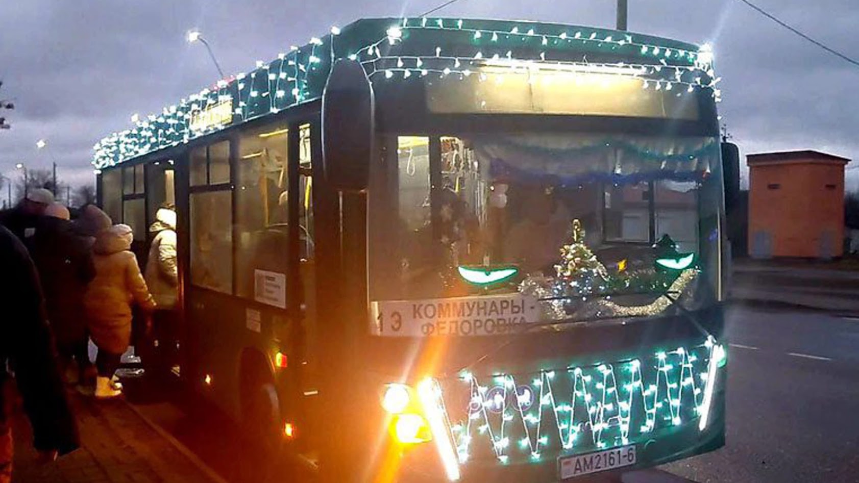 По Костюковичам кружит праздничный автобус