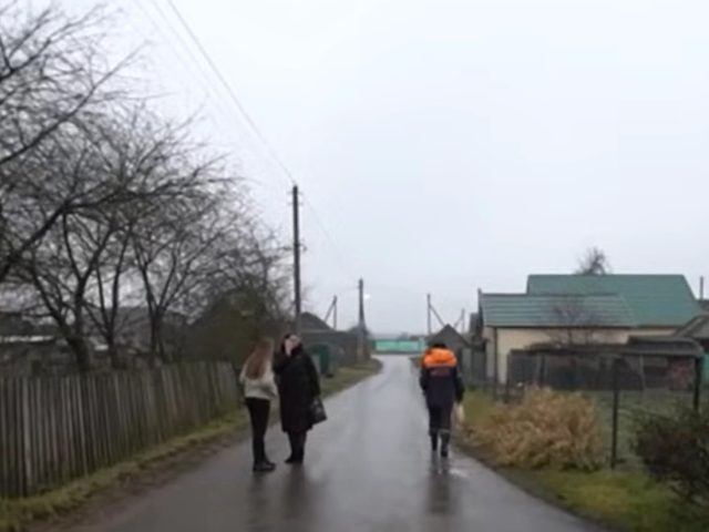 У Шклоўскім раёне асфальт у лужы ўжо не кідаюць